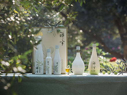 祥宇特級(jí)初榨橄欖油，純手工采摘、精選優(yōu)質(zhì)油橄欖鮮果，用意大利貝亞雷斯全自動(dòng)設(shè)備物理冷榨工藝，在鮮果采摘后8小時(shí)內(nèi)限時(shí)鮮榨而成。